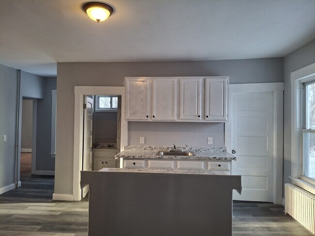 Building Photo - 14 Florence St