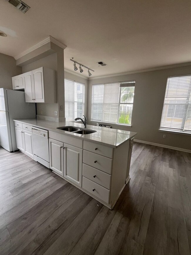 Building Photo - New Remodel 2/2 Fireplace; Quartz Countertops-FREE WATER/SEWER!