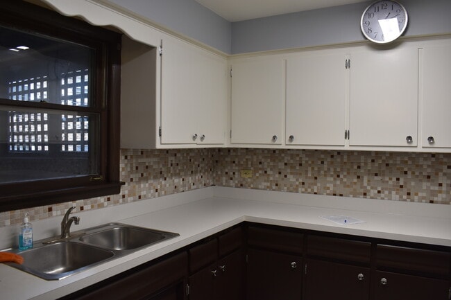 Building Photo - 8435 S 81st Ave