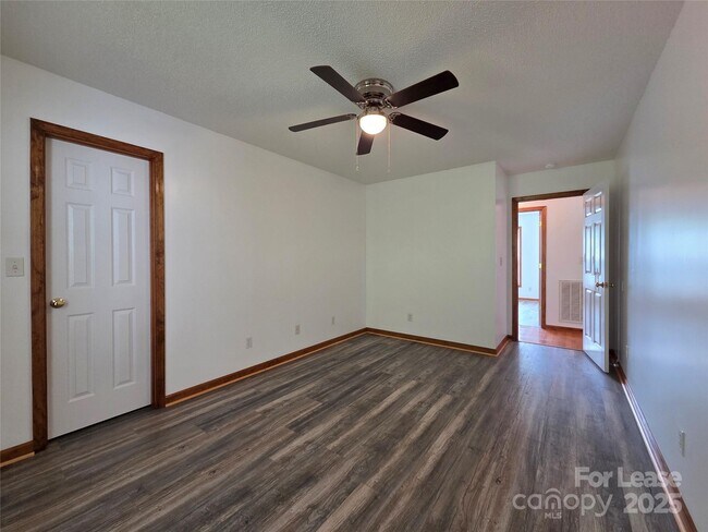 Building Photo - 4641 Hickory Grove Rd