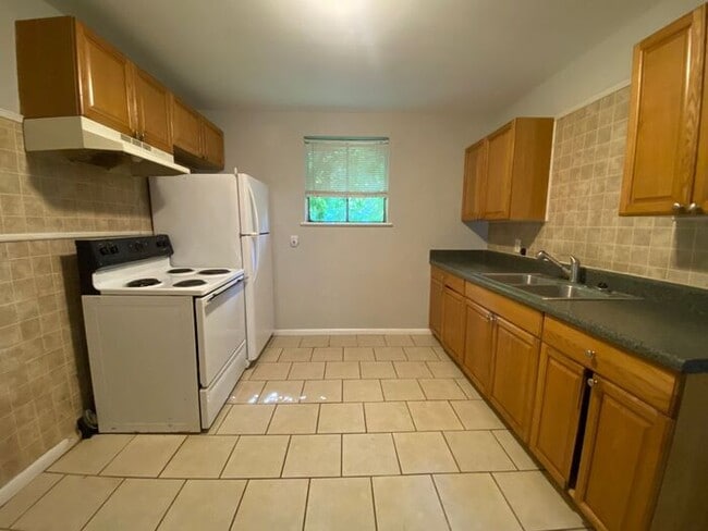 Building Photo - Lovely 2 Bed Duplex by Fisk - 5 Min From Downtown