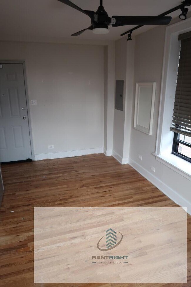 Building Photo - 4526 N Sheridan Rd