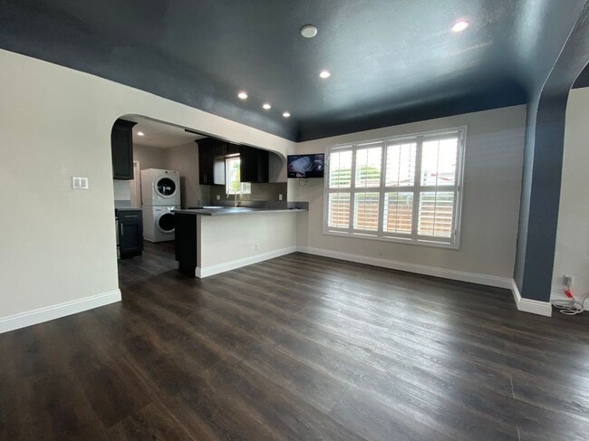 Building Photo - 702 N McCadden Pl