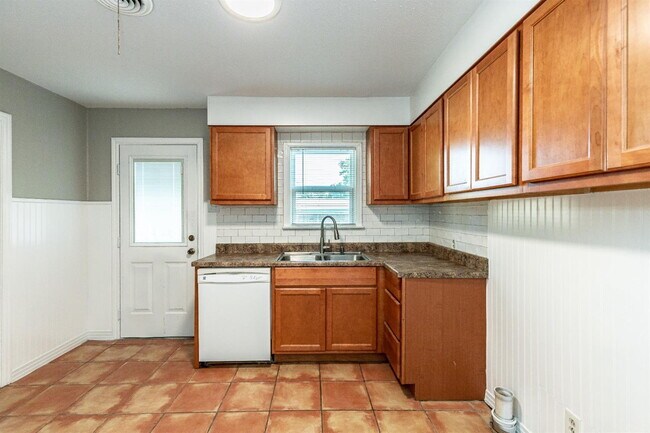 Building Photo - Cute 3/1 close to TEch and Medical
