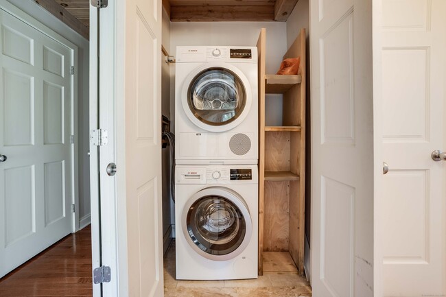 Building Photo - 123 Cove Rd