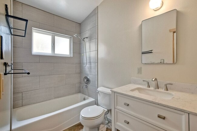 Building Photo - Coastal Living - Minutes from the Beach