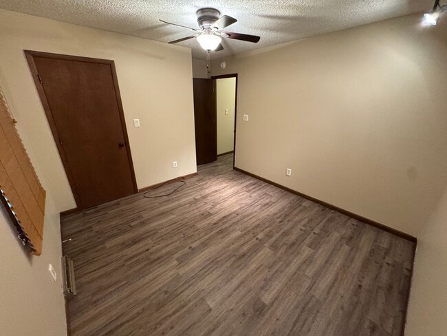 Building Photo - 3 bedroom 2 bath Springfield Home located ...