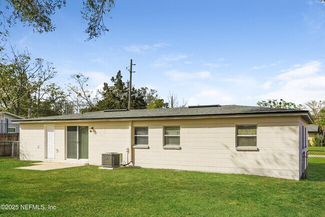 Building Photo - 8360 Red Holly Ln