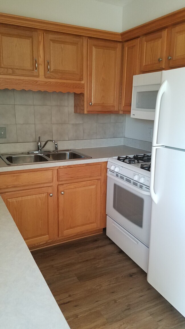 Kitchen Main Level - 67970 S Main St