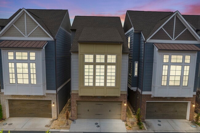 Building Photo - 1032 Moorewood Ln S E