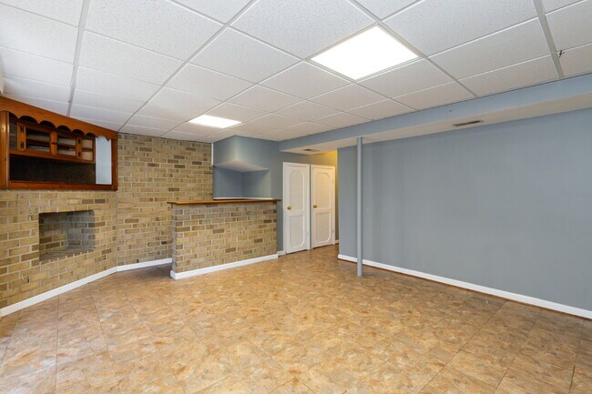 Building Photo - Spacious end-unit three-level townhome featuring 2 bedrooms and 2.5 bathrooms