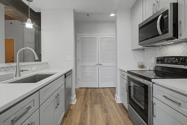 Building Photo - 415 Church St