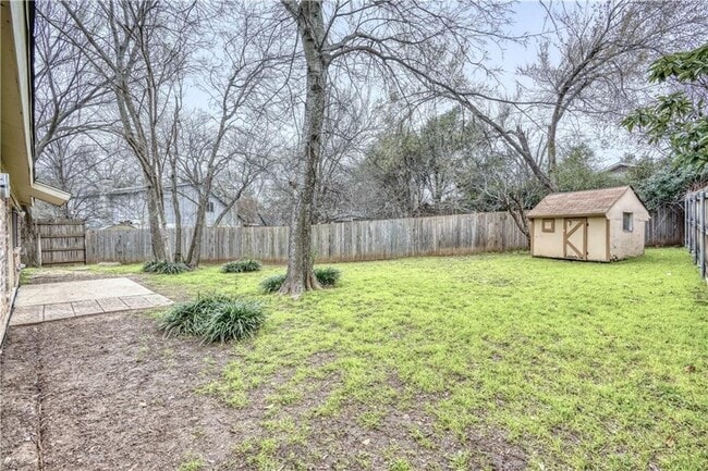 Building Photo - Large single story home in Bedford