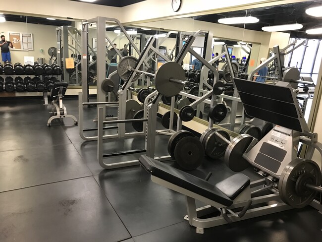Amenities - 10 E Ontario St