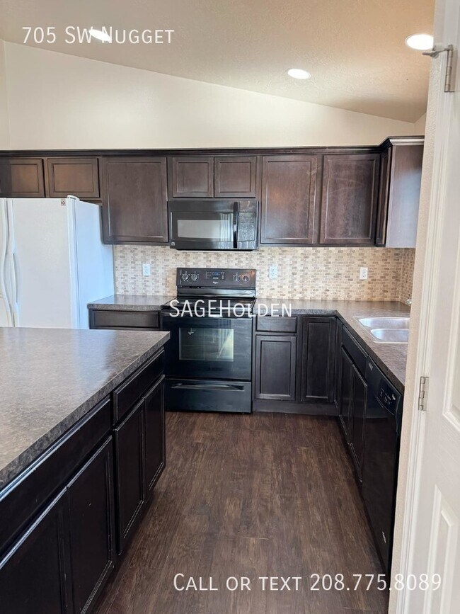 Building Photo - 705 SW Nugget-