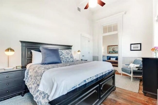 Building Photo - 2010 The Strand