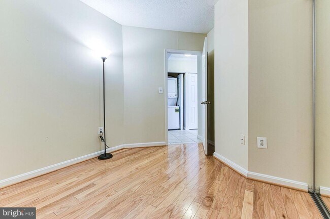 Building Photo - This contemporary, sun-drenched condo is perfect for you!