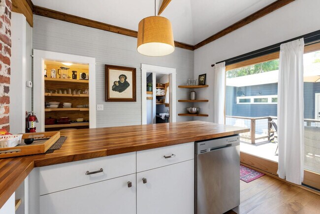 Building Photo - 30 Magnolia Dr