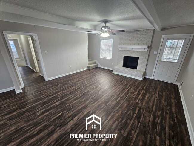 Building Photo - Newly Renovated 5BR Home with 2,334 Sq Ft, Fireplace & Fenced Yard in Memphis