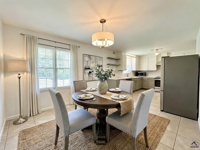 Building Photo - 214 Meadowridge Dr