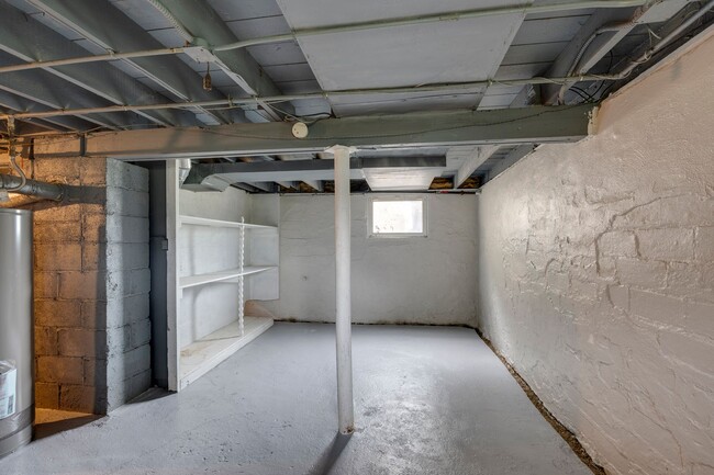 Building Photo - Spacious 3 Bedroom 1 Bath House Located in...