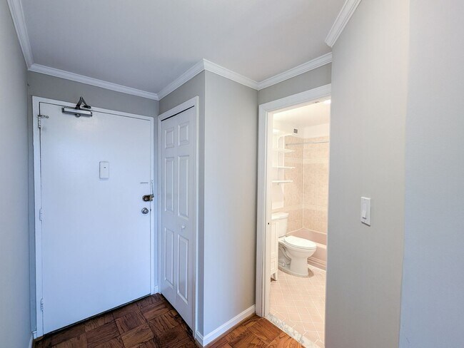 Building Photo - Sunny Top-Floor Junior 1BD Condo Near Down...