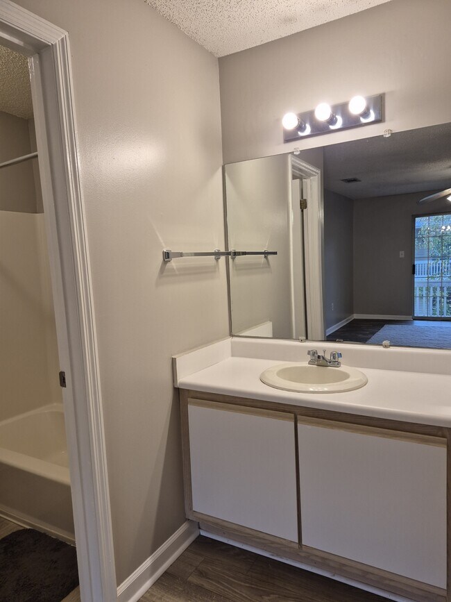 Building Photo - 2092 S Sherwood Dr