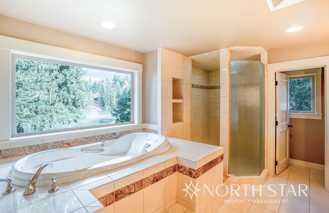 Building Photo - Gorgeous, Gated and Lake Front in Oregon City