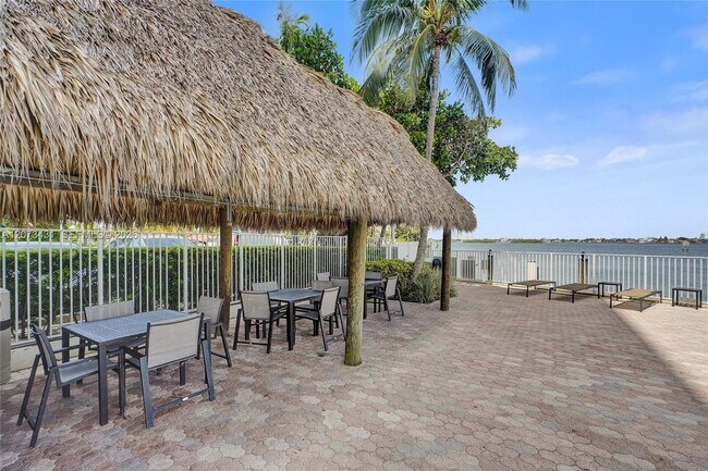 Building Photo - 10350 W Bay Harbor Dr