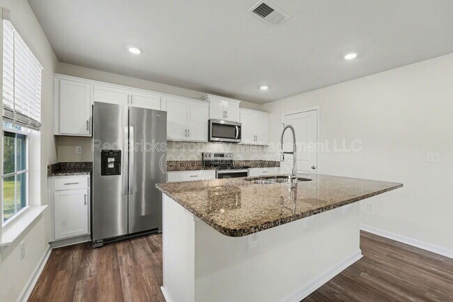 Building Photo - 7847 Whispering Strm Dr