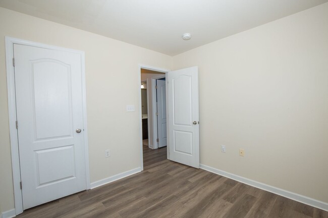 Building Photo - 3 bed, 2full/2 half bath Townhome in Marti...