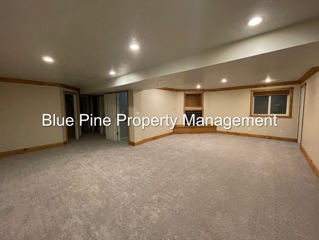 Building Photo - 810 Tennis Ct Dr