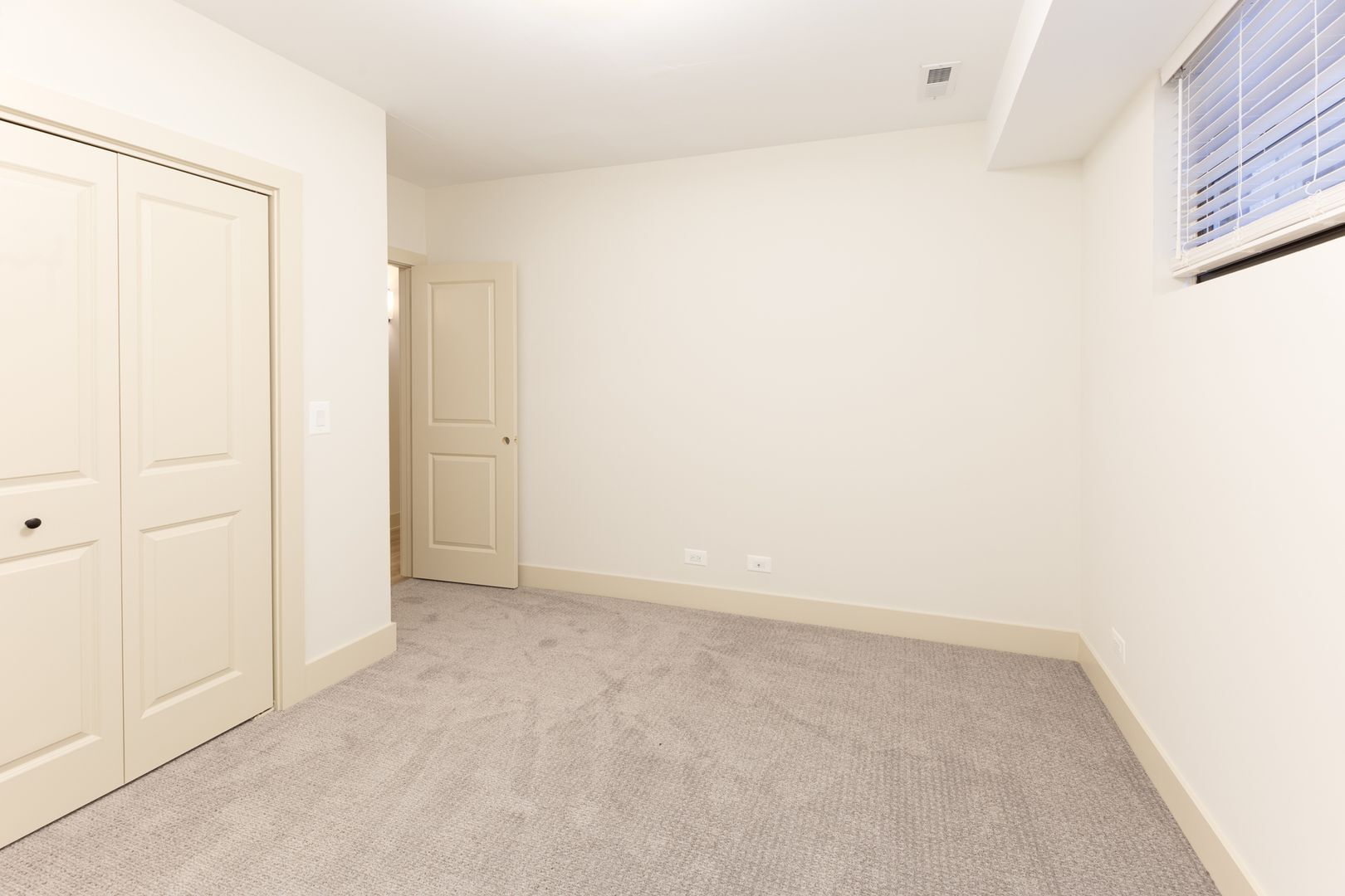 Building Photo - 1320 W Diversey Pky