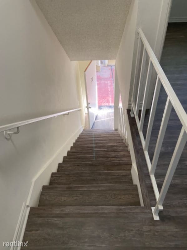 Building Photo - 420 N Loara St