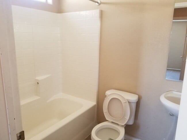 Building Photo - 2 Bedroom Single Family!!