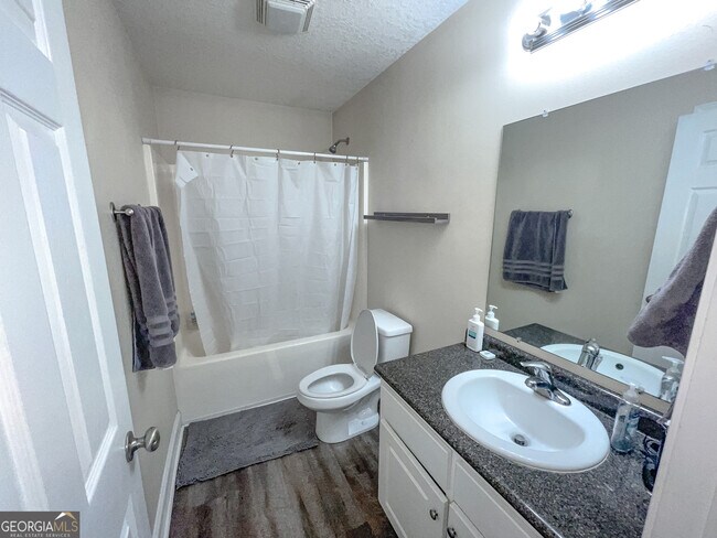 Building Photo - 613 Waverly Ln