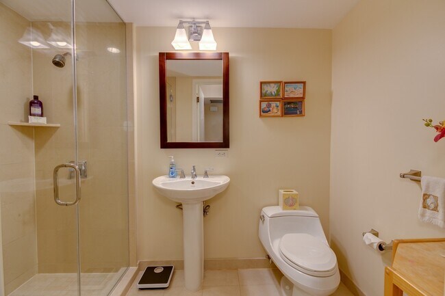Building Photo - Fully Furnished 2 bedroom in Waikiki! One-...