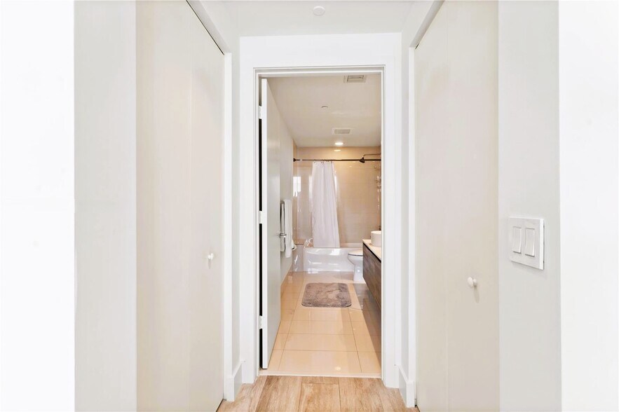 Building Photo - 121 NE 34th St