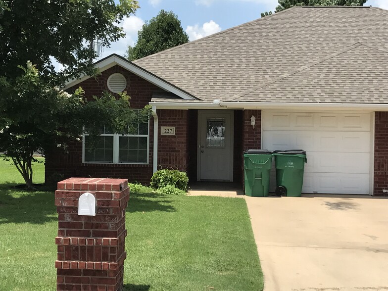 Primary Photo - 227 Bluebonnet St