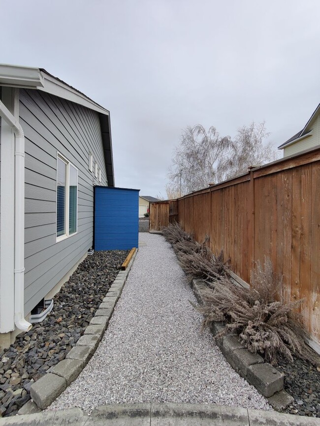 Building Photo - Great West Richland Location