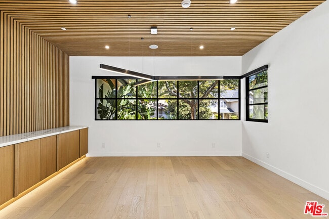 Building Photo - 1745 San Ysidro Dr