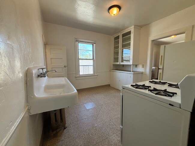 Building Photo - 828 S Maple Ave