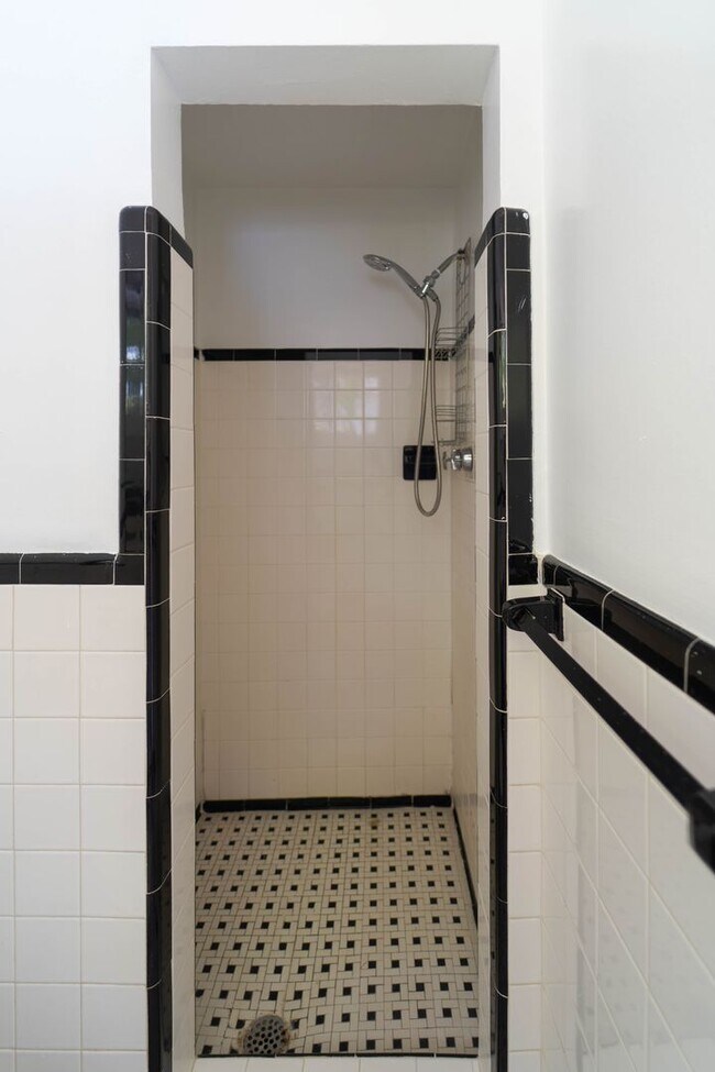 Building Photo - 50's Rambler with 5 BR & 3 BA in One of the Best Locations in Arlington