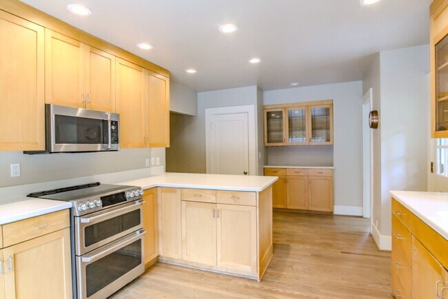 Building Photo - 4Bd/2.75Ba Seattle House