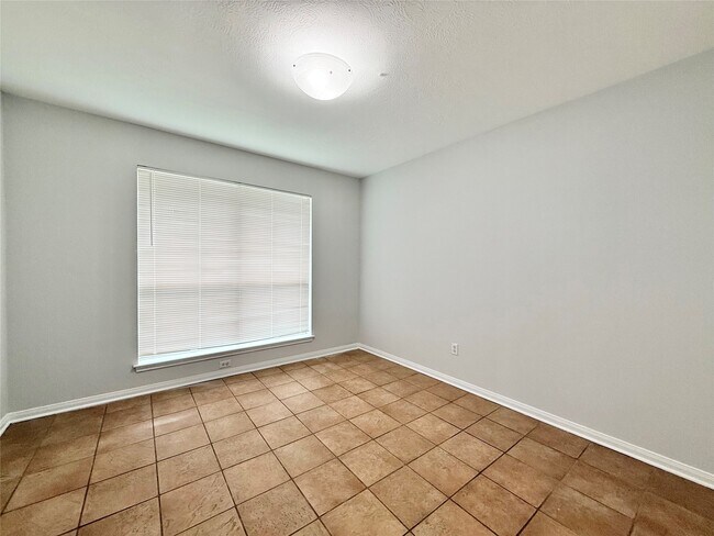 Building Photo - 1405 Manor Dr