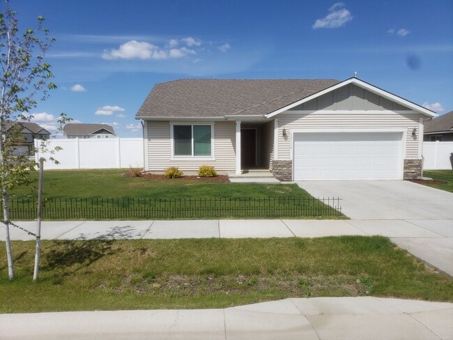 Building Photo - 3 Bedroom, 2 Bath Airway Heights Rancher that is less than 2 years old