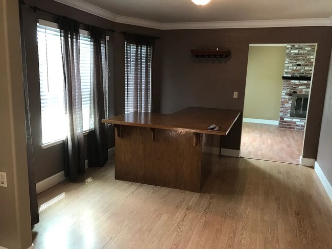 Building Photo - Large 4 bedroom 2.5 bath
