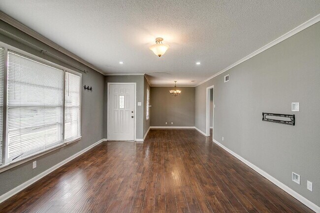 Building Photo - Updated 3-Bedroom Home in South Hills Neighborhood!