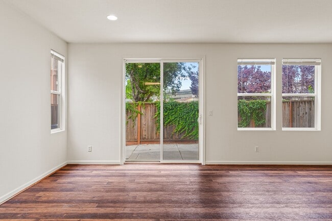 Building Photo - Modern 4 Bed Home with Office, AC, Garage,...