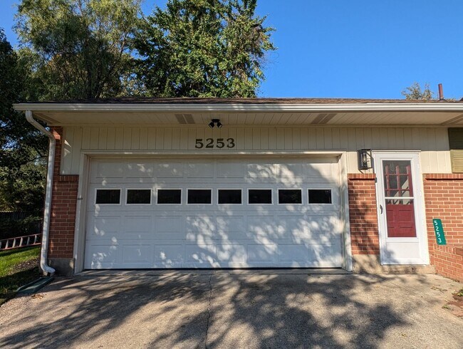 Building Photo - AVAILABLE NOW! Spacious 3 Bed / 2.5 Bath Home in Washington Twp with Basement!